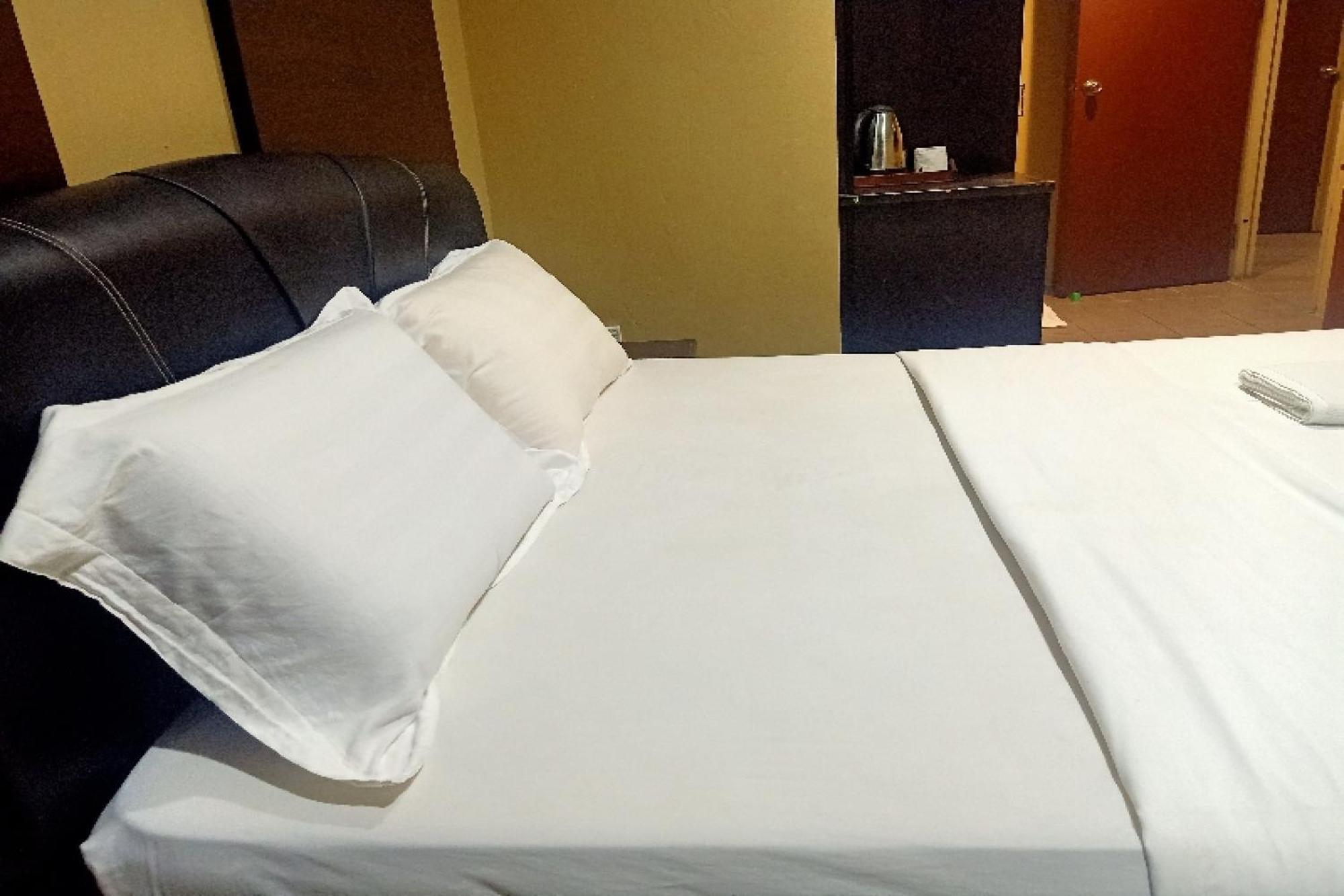 Oyo 90411 Perdana Hotel لابوان المظهر الخارجي الصورة