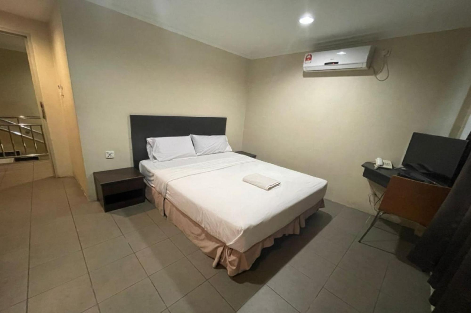 Oyo 90411 Perdana Hotel لابوان المظهر الخارجي الصورة