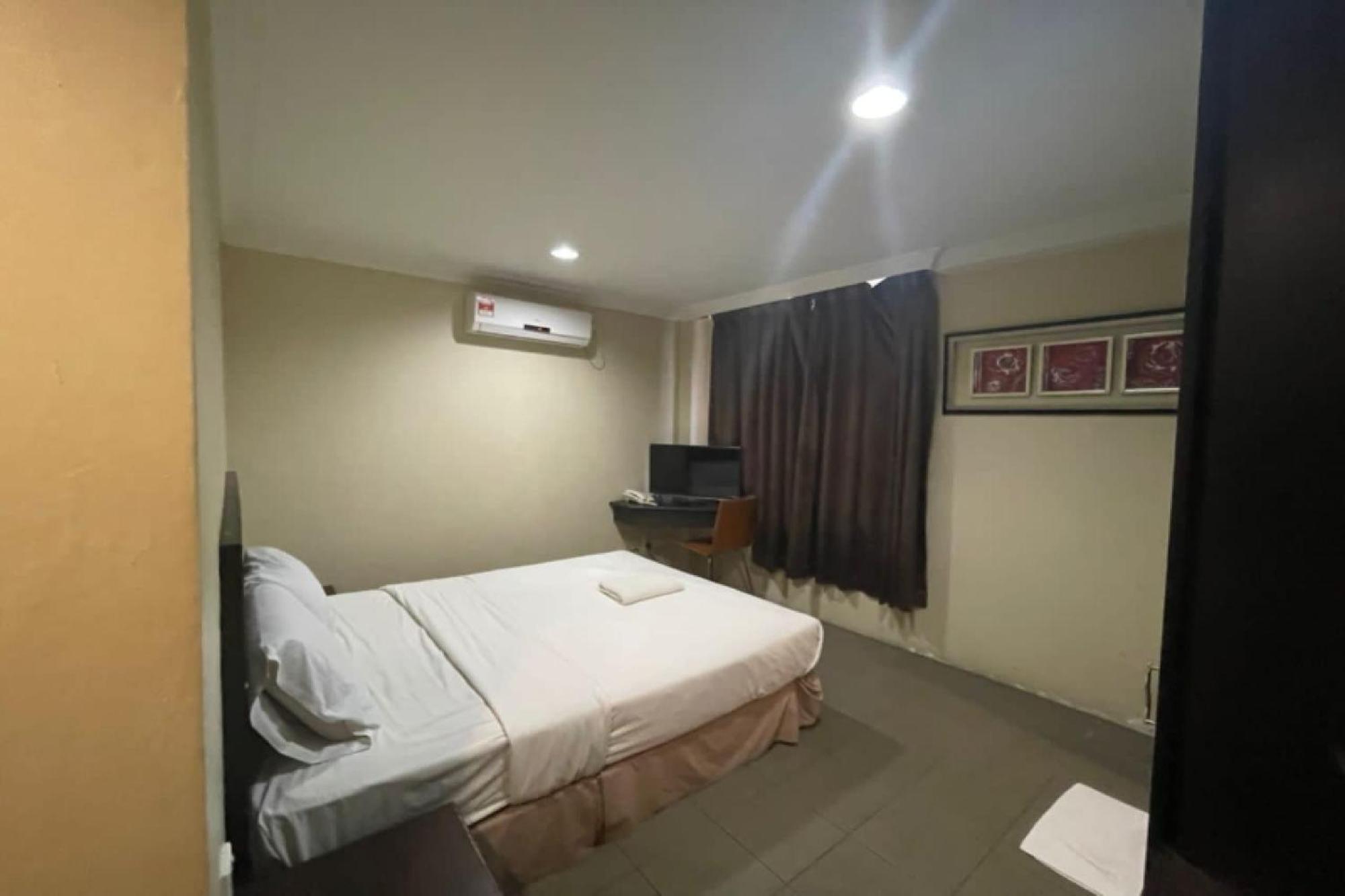 Oyo 90411 Perdana Hotel لابوان المظهر الخارجي الصورة